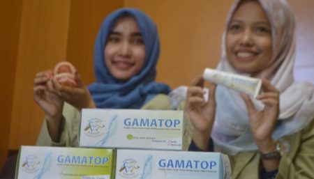 Mahasiswa UGM menunjukkan gamatop, pasta gigi berbahan herbal. Dok. UGM