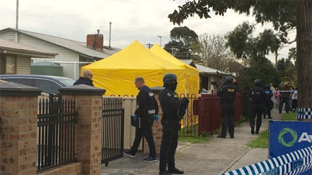 Polisi berada di luar rumah tersangka di Braybook. FOTO : ABC/Patrick Rocca