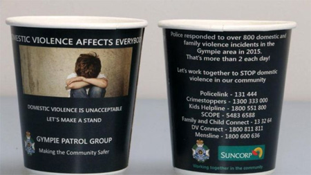 Kepolisian Gympie berharap cangkir kopi ini akan meningkatkan kepedulian orang mengenai KDRT di masyarakat dan mendorong orang untuk bersikap. Supplied: Queensland Police Service