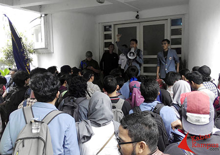 Ratusan mahasiswa UPI menggeruduk kantor rektorat menuntut penghapusan uang pangkal bagi calon mahasiswa seleksi jalur Mandiri, Senin, (15/08/2016). Foto : Fauzan Sazli