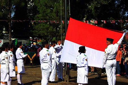 Pengibaran bendera merah putih dalam peringatan HUT RI ke-71 di Kampus Unpar, Rabu, (17/08/2016).