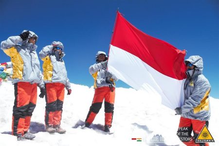 Empat mahasiswi UGM kibarkan bendera merah putih di salah satu Puncak Gunung Himalaya. Dok. UGM