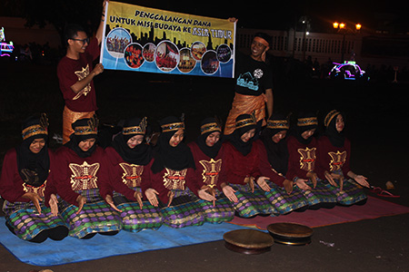 Rampoe UGM gelar street performance di Alun-alun Yogyakarta.