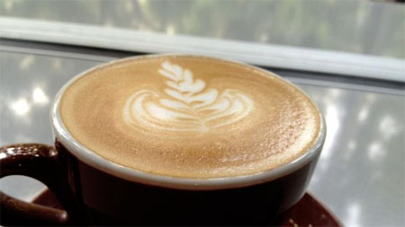 Membuat secangkir kopi yang sempurna telah menjadi bisnis besar di Australia. FOTO : AUSTRALIA PLUS INDONESIA