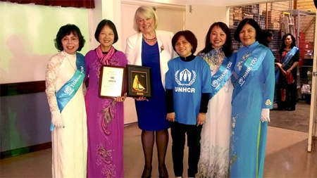 Direktur Nasional UNHCR Naomi Steer bersama komunitas Vietnam di Perth dalam malam pengumpulan dana. FOTO : UNHCR
