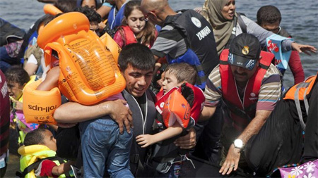 Dr Nguyen mengatakan semua pengungsi memiliki kesamaan di seluruh dunia.  FOTO : Dimitris Michalakis/Reuters: 