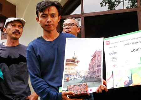 Alfiyan Harfi juara pertama lomba Lukis Cat Air dalam rangkaian acara Pameran Watercolour Expression III di Gedung Indonesia Menggugat, Bandung, Sabtu (06/08/2016). FOTO : ENCEP SUKONTRA