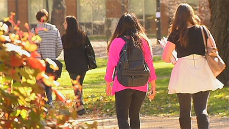 Survei yang dilakukan tahun lalu menemukan 72,75 persen dari responden mengatakan pernah mengalami pelecehan seksual di kampus, dan 27 persen pernah mengalami penyerangan seksual. FOTO : ABC News