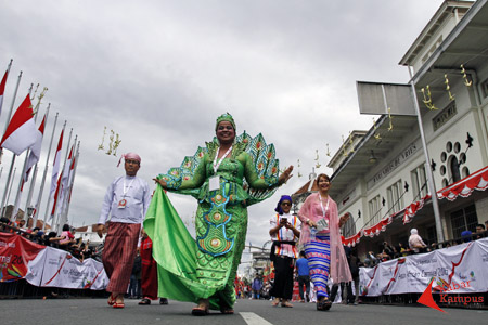 Peserta dari negara sahabat India dan Myanmar memeriahkan Karnaval Asia Afrika 2016.