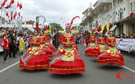 Warni-warni kostum peserta Karnaval Asia Afrika 2016.