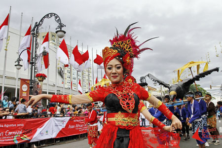 Ribuan orang menyaksikan Karnaval Asia Afrika 2016.