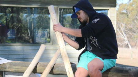 Pria muda asal Canberra menyiapkan ‘didgeridoo’-nya di workshop. ABC; Nevanka McKeon