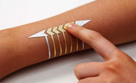 Seseorang menggunakan tato ‘DuoSkin’ sebagai penghubung perangkat elektronik. FOTO : AUSTRALIA PLUS