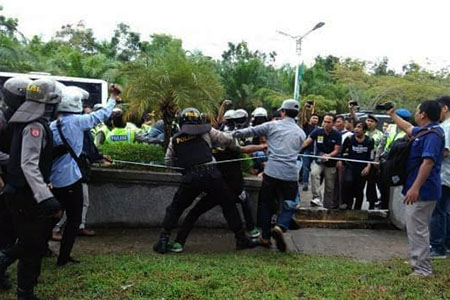 Tujuh mahasiswa Unand ditangkap Polisi saat menggelar aksi di Kampus Unand, Senin, (05/09/2016)