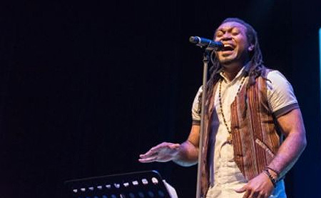 Michael J menyanyikan lagu Papua dalam Cinta  Foto: BBIP