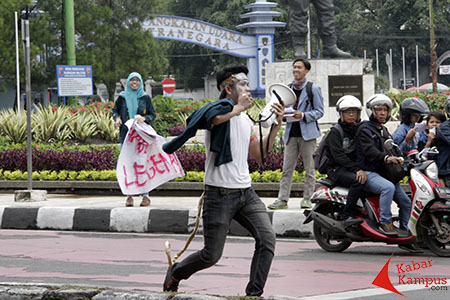“Surili” Ingin Halangi Iring-iringan Jokowi di Bandara Husein
