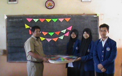 Mahasiswa UNY serahkan congklak 3 dimens kepada guru SDN Patuk 2 Gunung Kidul. Dok Unnes