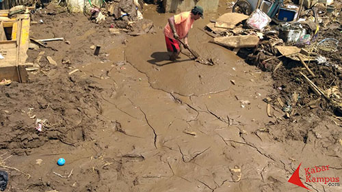 Warga mulai membersihkan rumah dari lumpur banjir bandang.