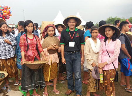 Pemuda Tani Indonesia menggelar Festival Tani Nusantara yang melibatkan 10.000 remaja di Kabupaten Lombok, NTB, Minggu, (25/09/2016).