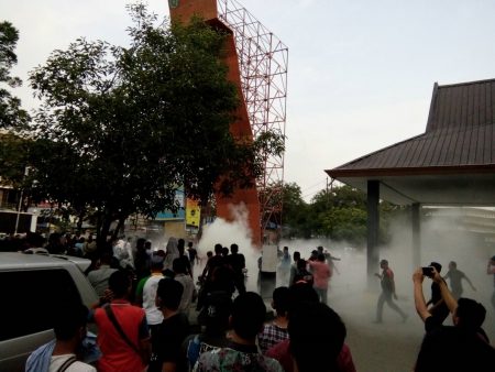 Suasana ricuh saat demo mahasiswa UMSU di depan Rektorat UMSU, Medan.
