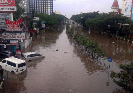 Suasana banjir di jalan Pasteur Bandung, Senin, (25/10/2016). Foto : Ibenk