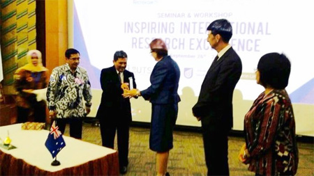 Direktur Jenderal Sumber Daya Iptek Dikti, Prof.Ali Ghufron Mukti dan ATN Chair Research, Tanya Monro melakukan penandatanganan MOU Kerjasama Kemenristekdik dan ATN di Jakarta (26/09/2016).  Dok. ATN Josephine Ratna