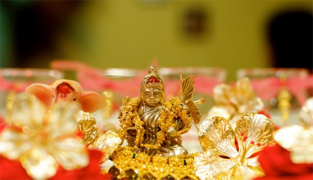 Lashkmi, adalah Dewi Kekayaan dipuja umat Hindu selama festival Diwali. Flickr CC: KnaPix