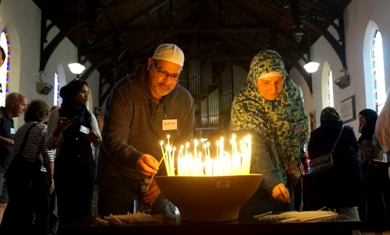 Dua orang Muslim menyalakan api di sebuah gereja Anglikan di Melbourne. FOTO : ABC/Erwin Renaldi