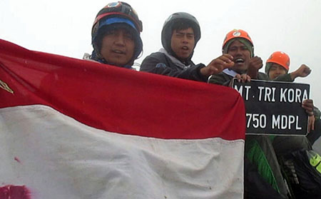 Tim Ekspedsi Sumpah Pemuda KMPA Eka Citra berhasil mencapai Puncak Trikora. 