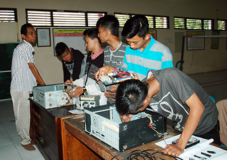 Suasana pelatihan kelompok wirausaha putus sekolah kelurahan Sekaran Kecamatan Gunung Pati, Semarang.
