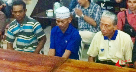 Para petani Majalengka (kedua, ketiga, dan keempat dari kanan) Darni bin Narmin (66), Sunardi bin Wasman (45), dan Carisman bin Dani (44), di setelah keluar dari tahanan Polda Jabar di Kantor LBH Bandung, Kamis (24/11/2016). FOTO: Iman Herdiana 