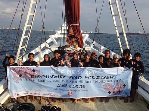 Anggota MDSC Unhas berfoto bersama usai melakukan Reed Check di Kepulauan Makassar. Dok. MSDC Unhas.