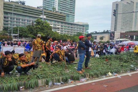 Para peserta Aksi Indonesia Kita menginjak taman di kawasan CFD, Bundaran HI, Jakarta. Foto : Republika