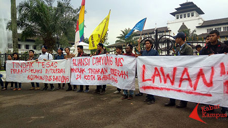 Sebanyak 30 mahasiswa yang tergabung dalam Cipayung Plus Bandung menggelar aksi di depan Gedung Sate Bandung, Kamis, (08/12/2016). Foto : Ahmad Fauzan