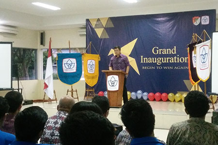 Jony Oktavian Haryanto, Rektor President University memberikan sambutan dalam acara pelantikan Organisasi Kemahasiswaan di Kampus PU, Cikarang.