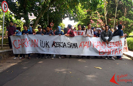 Aliansi Mahasiswa UPI menggelar aksi menuntut tranfaransi Iuaran Uang Kemahasiswaan mahasiswa jalur kerjasama di Kampus UPI, Bandung, Kamis, (22/12/2016). Foto : Ahmad Fauzan