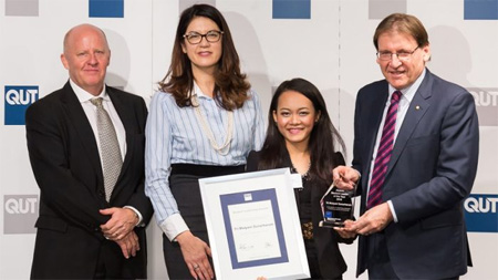 Tri Mulyani Sunarharum menerima penghargaan sebagai Student Leader of the Year 2015 dari Queensland University of Technology. Foto: Dokumentasi Pribadi