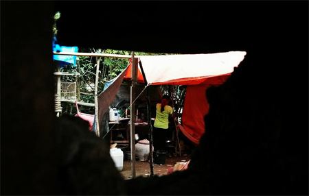Warga mendirikan tenda dan dapur darurat pasca gempa di Desa Blang Iboih, Pidie Jaya (10/12/2016). Rumah permanen hancur rata dengan tanah. FOTO : AHMAD YUNUS/Doktor Share