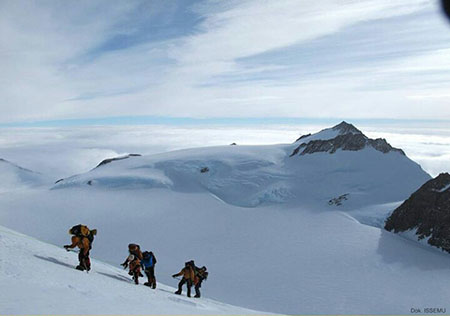 Tim Wissemu melakukan pendakian menuju puncak Gunung Vinson Massif. Foto : Tim Wissemu