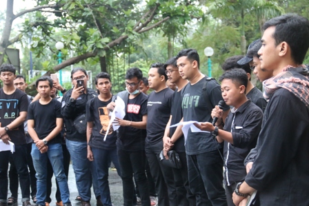 Mahasiswa UII menggelar aksi solidaritas terhadap korban Diklatsar Mapala UII di kampus UII, Yogyakarta, Rabu Sore, (25/01/2017). Dok. UII
