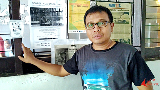 Deni Rachman, pengelola LawangBuk, salah satu saksi penting dinamika dunia buku dan literasi di kota Bandung. FOTO : FRINO BARIARCIANUR
