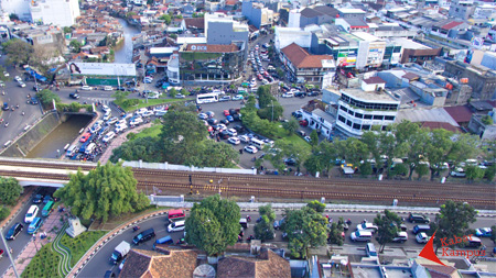 Saat ini penduduk kota Bandung berjumlah sekira 2,6 juta orang. FOTO : FRINO BARIARCIANUR