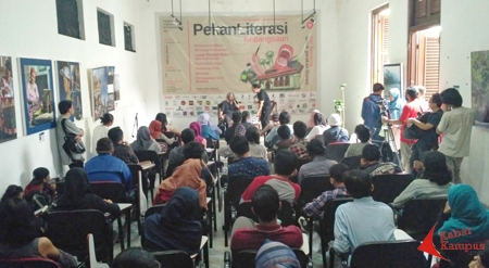Pekan Literasi Kebangsaan di Gedung Indonesia Menggugat, 1 – 7 Desember 2016. Salah satu agenda gerakan literasi yang digagas oleh berbagai komunitas di kota Bandung. FOTO : FRINO BARIARCIANUR