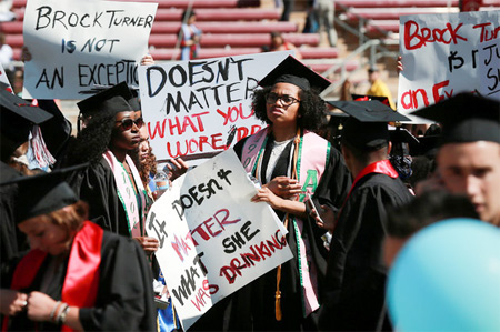 Para pengunjuk rasa meningkatkan kesadaran kekerasan seksual di kampus pada upacara dimulainya Stanford University di Palo Alto, California, 12 Juni 2016. FOTO : ELIJAH NOUVELAGE / REUTERS