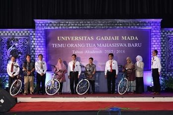 Mahasiswa Baru UGM Dapat Hadiah Sepeda Onthel