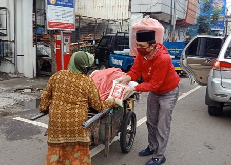 Jelang PSBB, PSI Jabar Bagi-Bagi Beras di Bandung