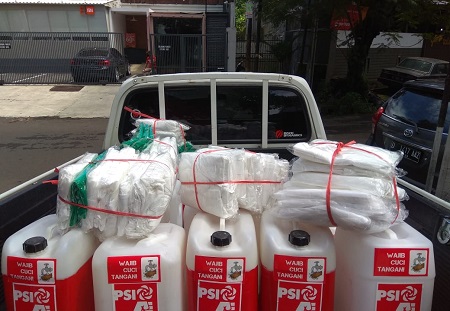 Bagikan APD dan Jerigen, PSI Sisir Puskesmas dan Terminal Sekitar Bandung