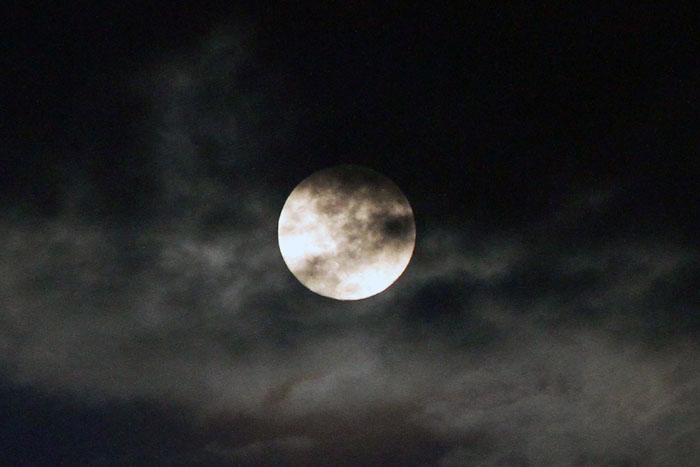 Full Moon Berselimut Awan di Langit Bandung