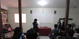 Mahasiswa KKN UNDIP Rakit Lampu Bertenaga Surya untuk Jalan Desa